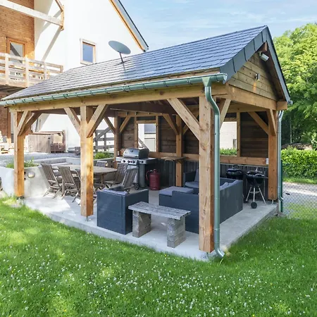 In Freyneux With Garden Villa