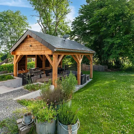 In Freyneux With Garden