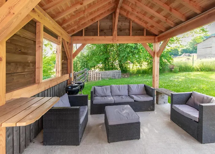 In Freyneux With Garden Villa